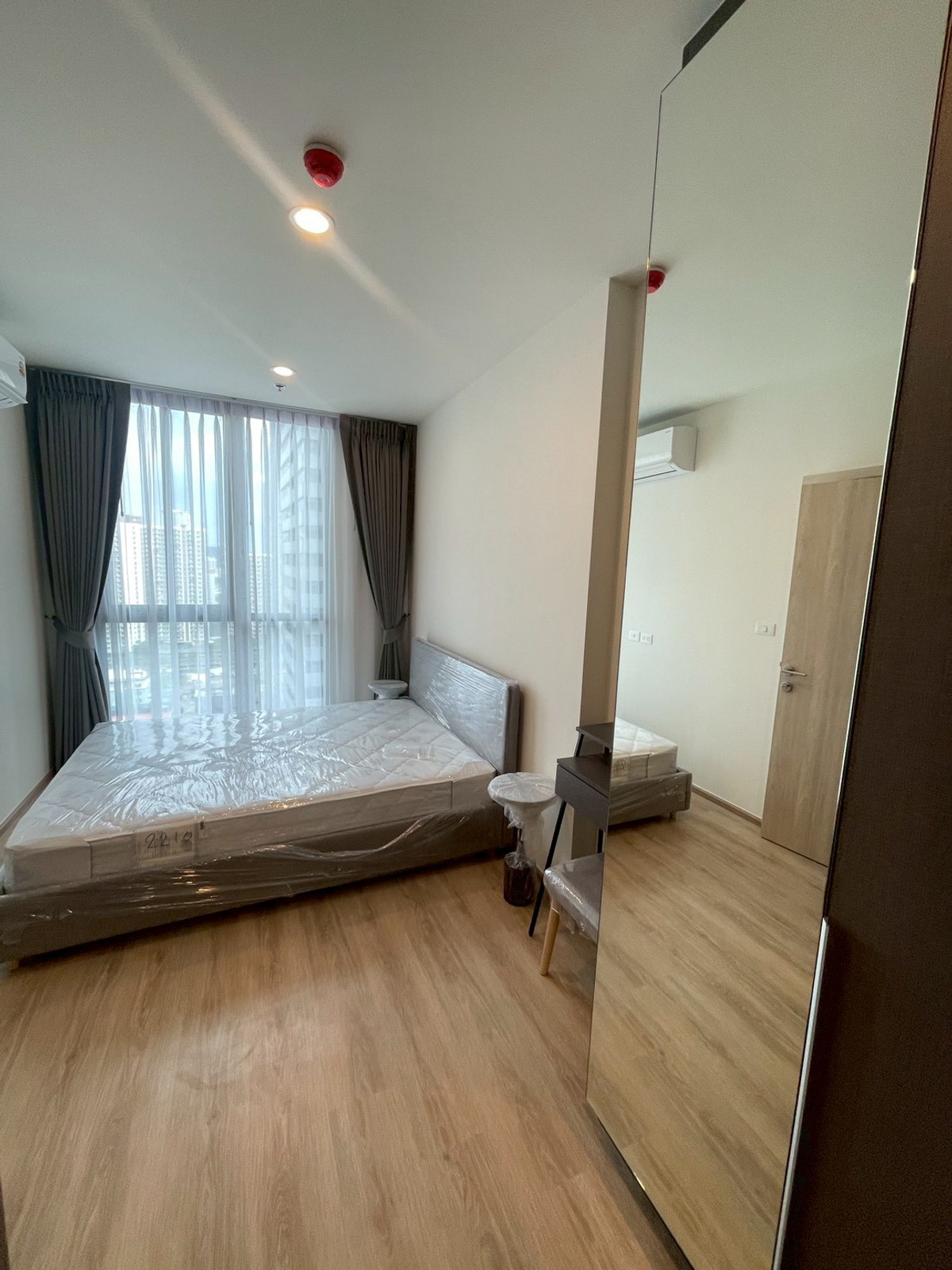 ให้เช่า นิว ดิสทริค อาร์9 ไกล้ MRT พระรามเก้า เพียง 180 เมตร Loading...