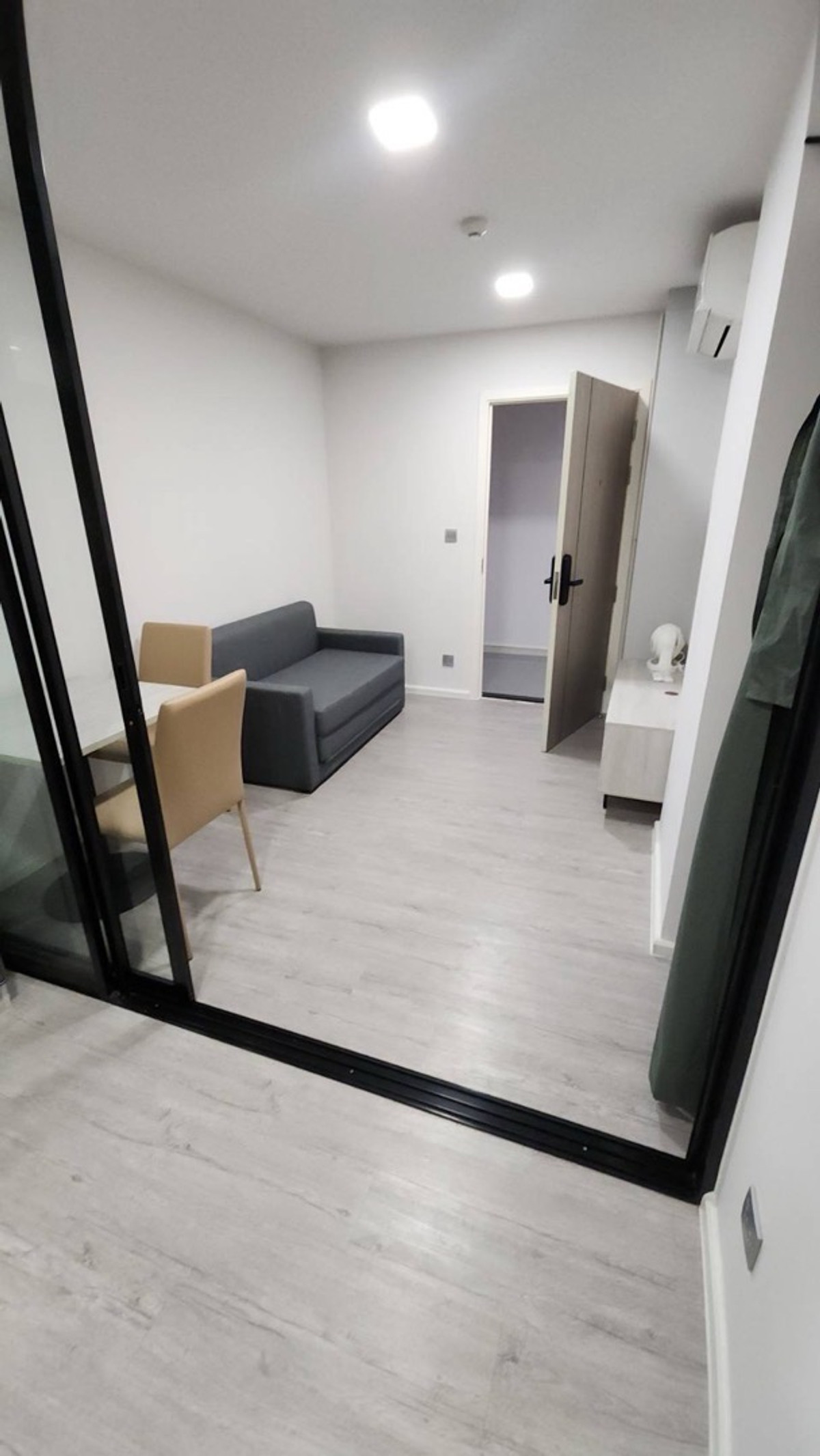 ให้เช่าคอนโดบางนา แบริ่ง ลาซาล : ให้เช่า คอนโด Atmoz Tropicana Bangna (แอทโมซ ทรอปิคาน่า บางนา) ขนาดห้อง : 28 ตร.ม ชั้น : 2 ตึก/อาคาร : B ราคา : 9,500 บาท สถานที่ใกล้เคียง : รถไฟฟ้าสายสีเหลือง