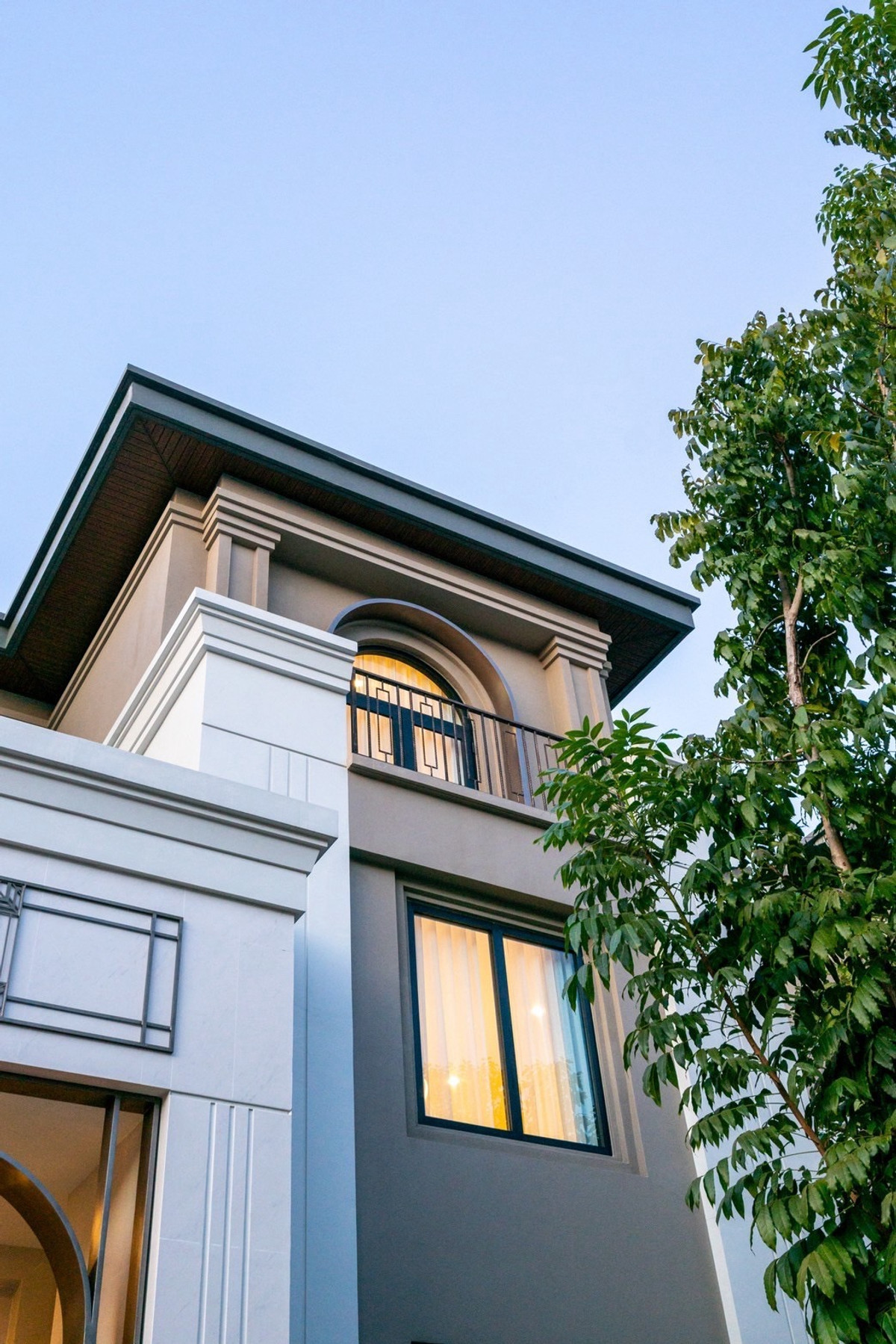 HousePattanakan, Srinakarin : For sale/rent, luxury house Cinq Royal Krungthep Kreetha (Soul Type), 3-story house with private elevator, land size 120 sq m, usable area 705 sq m, fully furnished, complete with electrical appliances.