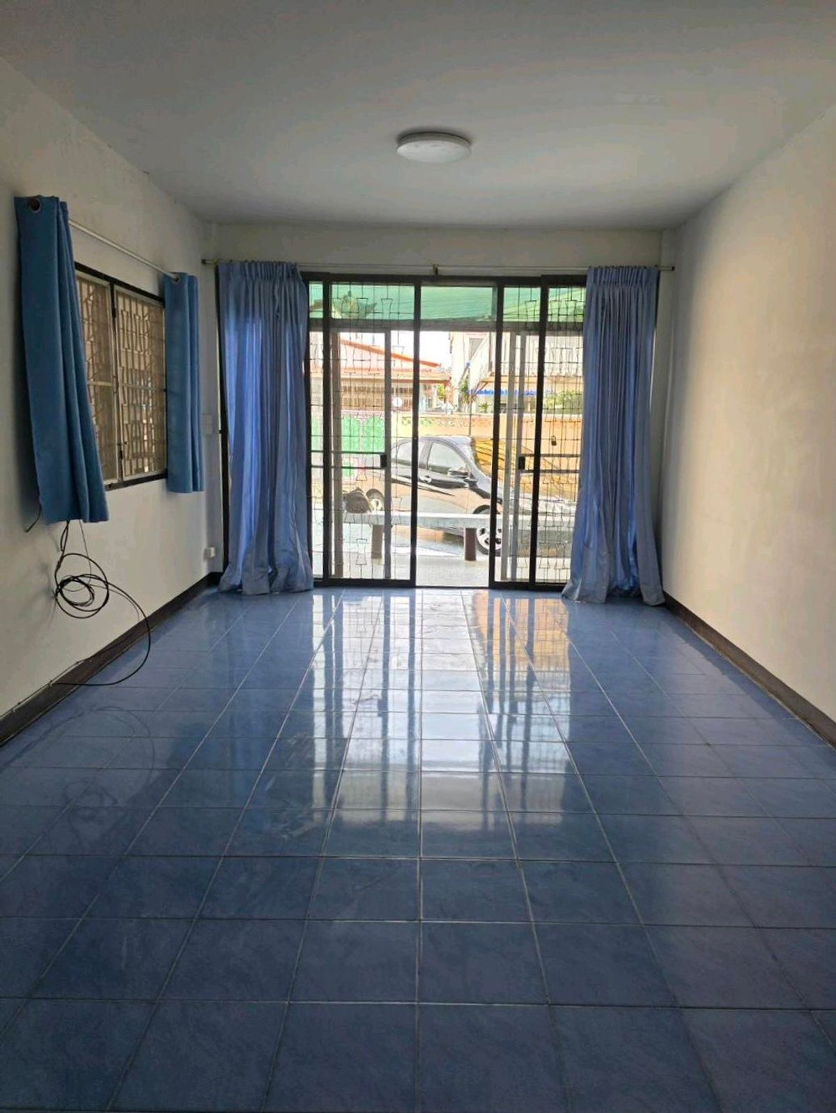 ✨One-story detached house for rent, Soi Chokchai 4, intersection 36, 4 bedrooms, 2 bathrooms, 1 storage room, 2 air conditioners, excellent location, quality residential area #can  register a company, rent 23,000/month. Loading...