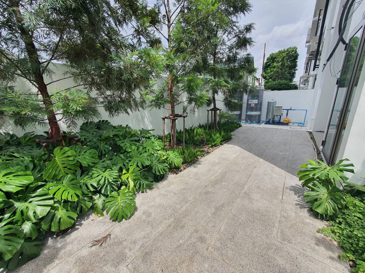 For SaleHome OfficeLadprao, Central Ladprao : New home office for sale, 4 floors, luxury house in the heart of Ratchada-Lat Phrao. Beautiful with elevator 62 sq m near MRT Lat Phrao Phawana LUXE35