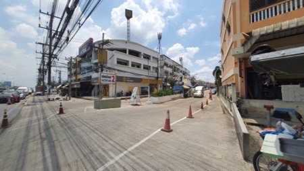 For RentFactoryPhutthamonthon, Salaya : For rent: office, 4 units, 900 sq m, 80 sq wa, located next to the security guard post on the main road.