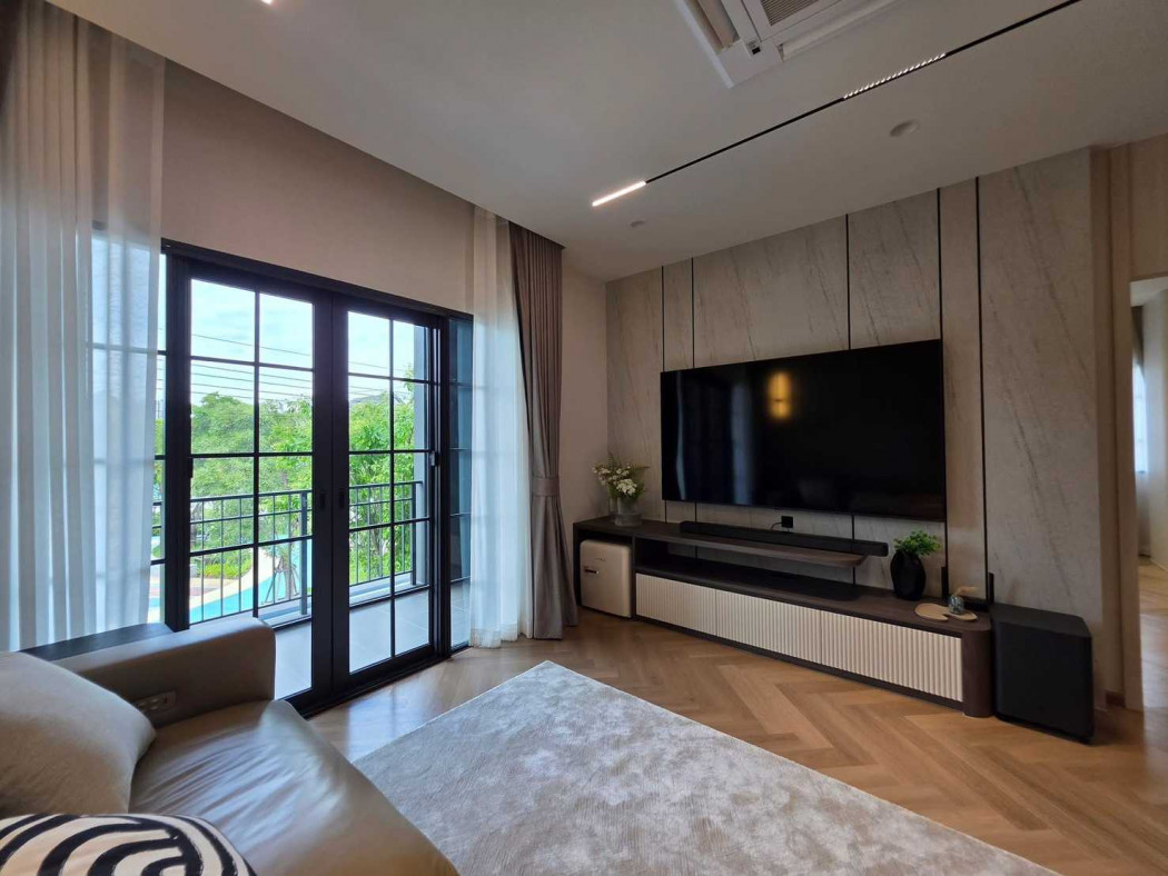 Single house for rent, Centro Bangna, 303 sq m, 64.50 sq wa, near Mega Bangna Loading...