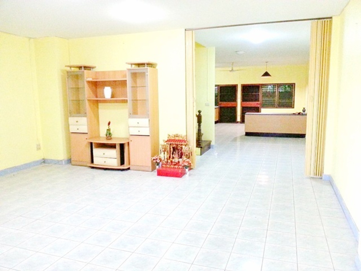 สุขุมวิท101ให้เช่าทาวน์โฮม 4 ชั้น+ดาดฟ้า BTSปุณณวิถี 1.1กม. ใหญ่มาก กว้าง 6 ม. ปุณณวิถี25-31 6นอน มีหลังคา 28ตร.วา. 430 ตร.ม. Loading...