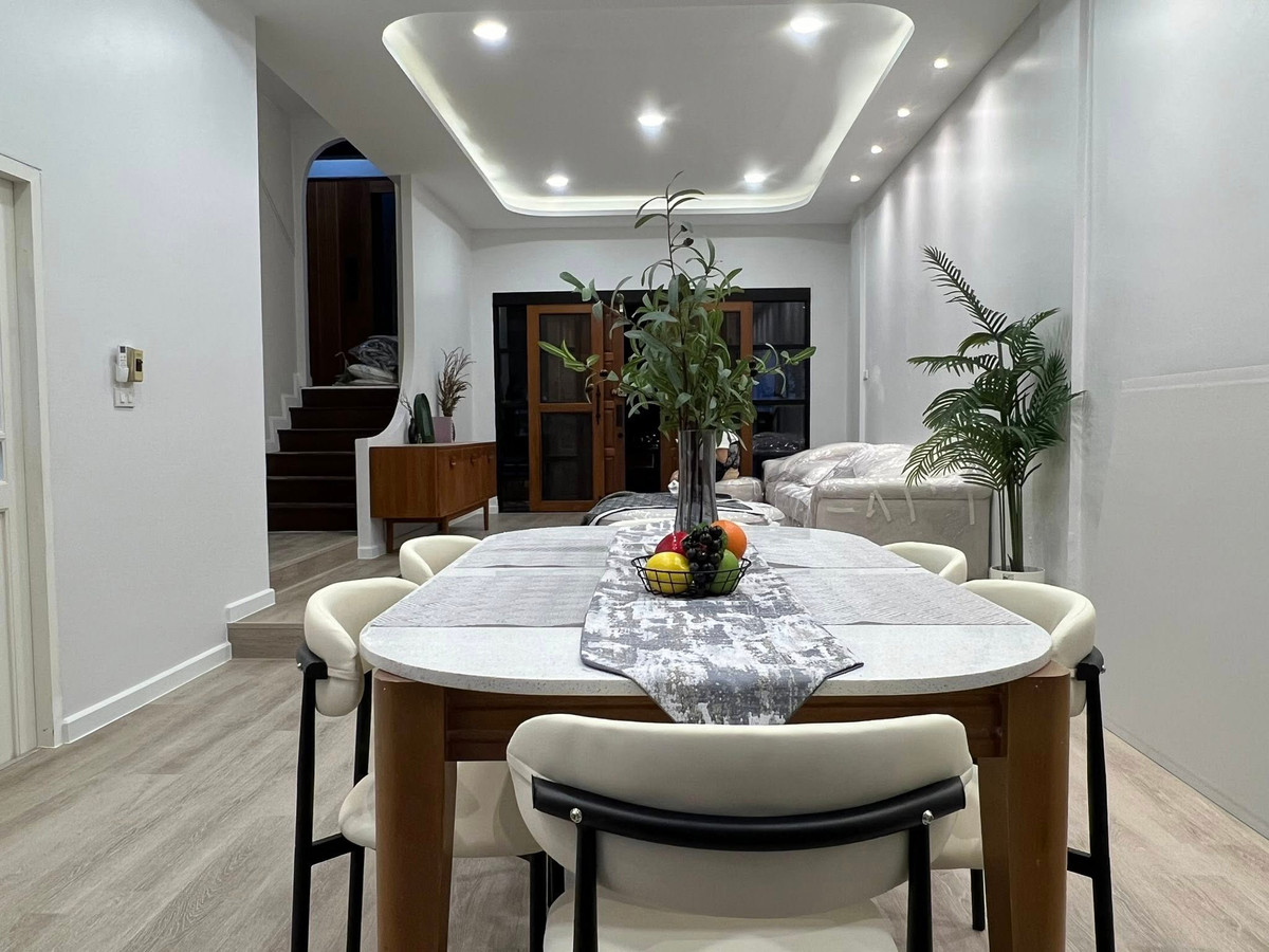 ทาวน์เฮาส์ รีโนเวทใหม่  4 ชั้น สุขุมวิท 71 ทำเลดี ตกแต่งสวยงาม ย่านปรีดีพนมยงค์-พระโขนง Loading...