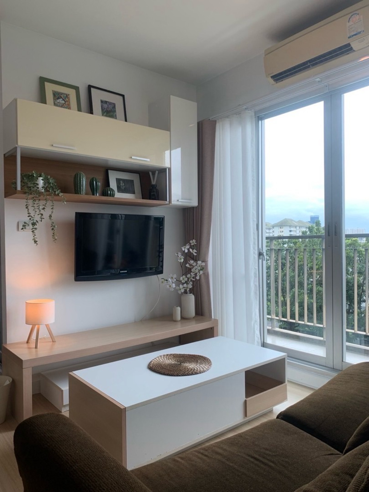 For RentCondoBangna, Bearing, Lasalle : Rent The Parkland Srinakarin lakeside (The Parkland Srinakarin Lakeside)  🛏️ 1 bedroom 🛁 1 bathroom 🛋️ 1 living room, size 38 sq m. Building 2, 5th floor 🌅 Lake view ✨ Price 10,000 baht ✨ Newly decorated room with video  
