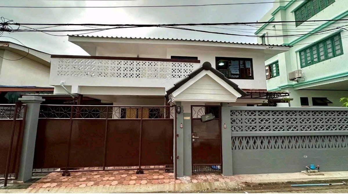 For RentHouseRatchadapisek, Huaikwang, Suttisan : Single house for rent, Huai Khwang – ready to move in immediately✨ House details
• Area 45 sq m. / usable area 180 sq m.
• Renovated the whole house, ready to move in.