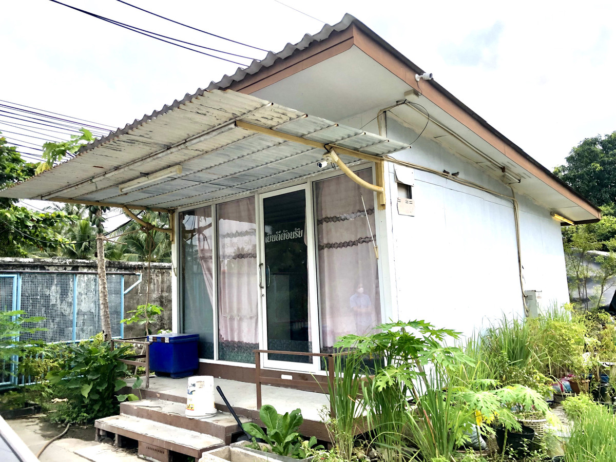 ขายที่ดินพร้อมอาคาร มีที่พักพนักงาน และ คลังสินค้า ติดถนน ทำเลดี ซ.วัดไผ่เหลือง บางบัวทอง นนทบุรี  Loading...