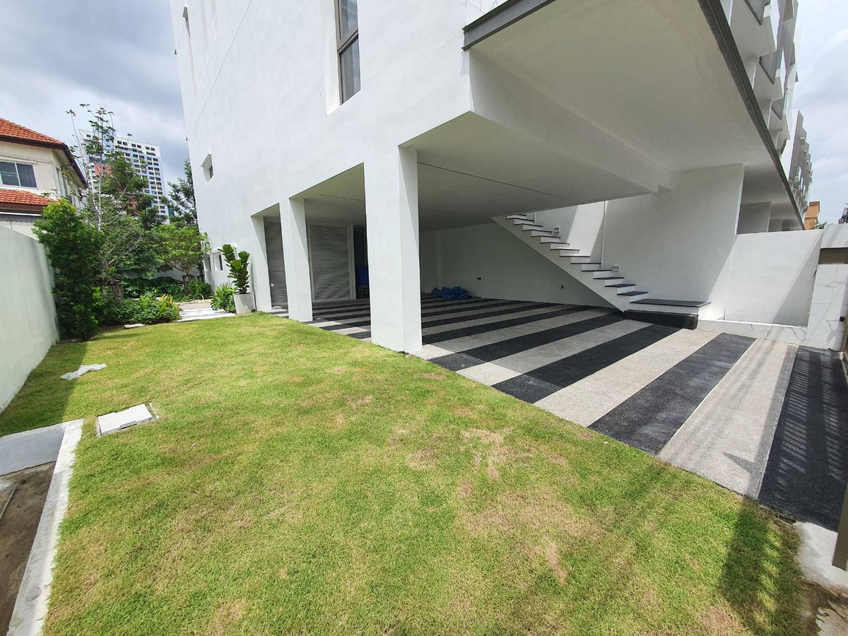 For SaleHome OfficeLadprao, Central Ladprao : New home office for sale, 4 floors, luxury house in the heart of Ratchada-Lat Phrao. Beautiful with elevator 62 sq m near MRT Lat Phrao Phawana LUXE35