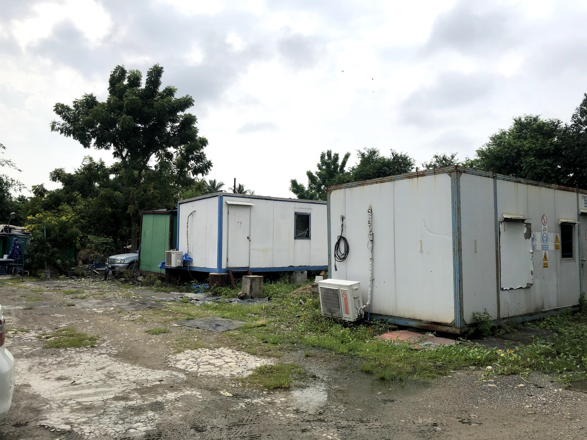 ขายที่ดินพร้อมอาคาร มีที่พักพนักงาน และ คลังสินค้า ติดถนน ทำเลดี ซ.วัดไผ่เหลือง บางบัวทอง นนทบุรี  Loading...