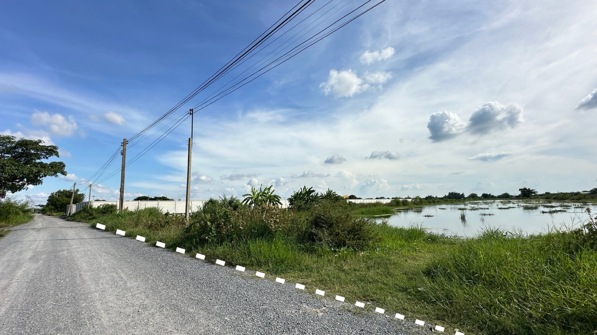 ขายที่ดินลาดกระบัง สุวรรณภูมิ : ขายที่ดิน เนื้อที่ 23-1-96 ไร่ ถนนสารีบุตร แขวงทับยาว เขตลาดกระบัง กทม.
