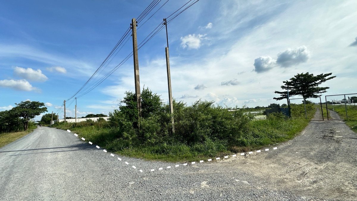 For SaleLandLadkrabang, Suwannaphum Airport : Land for sale, area 23-1-96 rai, Saribut Road, Thap Yao Subdistrict, Lat Krabang District, Bangkok.