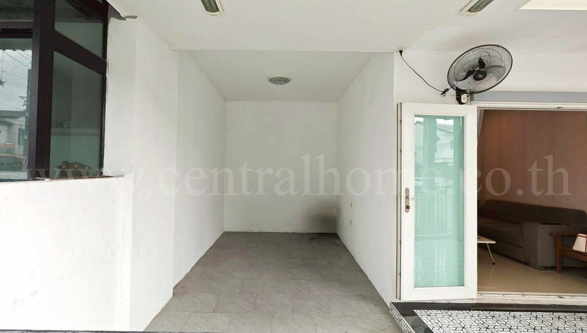 2-story townhouse, Lion Nov Don Mueang - Chaengwattana, ready to move in. Loading...