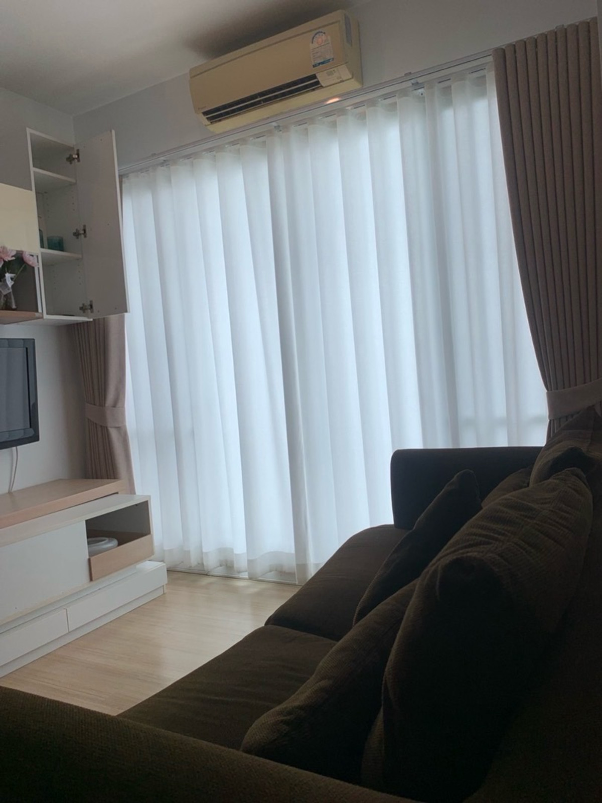 For RentCondoBangna, Bearing, Lasalle : Rent The Parkland Srinakarin lakeside (The Parkland Srinakarin Lakeside)  🛏️ 1 bedroom 🛁 1 bathroom 🛋️ 1 living room, size 38 sq m. Building 2, 5th floor 🌅 Lake view ✨ Price 10,000 baht ✨ Newly decorated room with video  