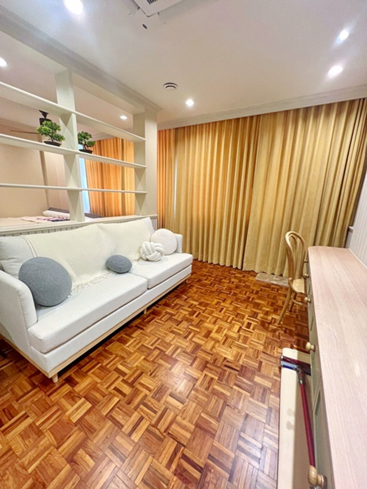 BTS Ploenchit 400m. Luxury 2-story Cheaper than a Penthouse townhouse for rent 35 sq.wa. 275 sq.m. f Loading...