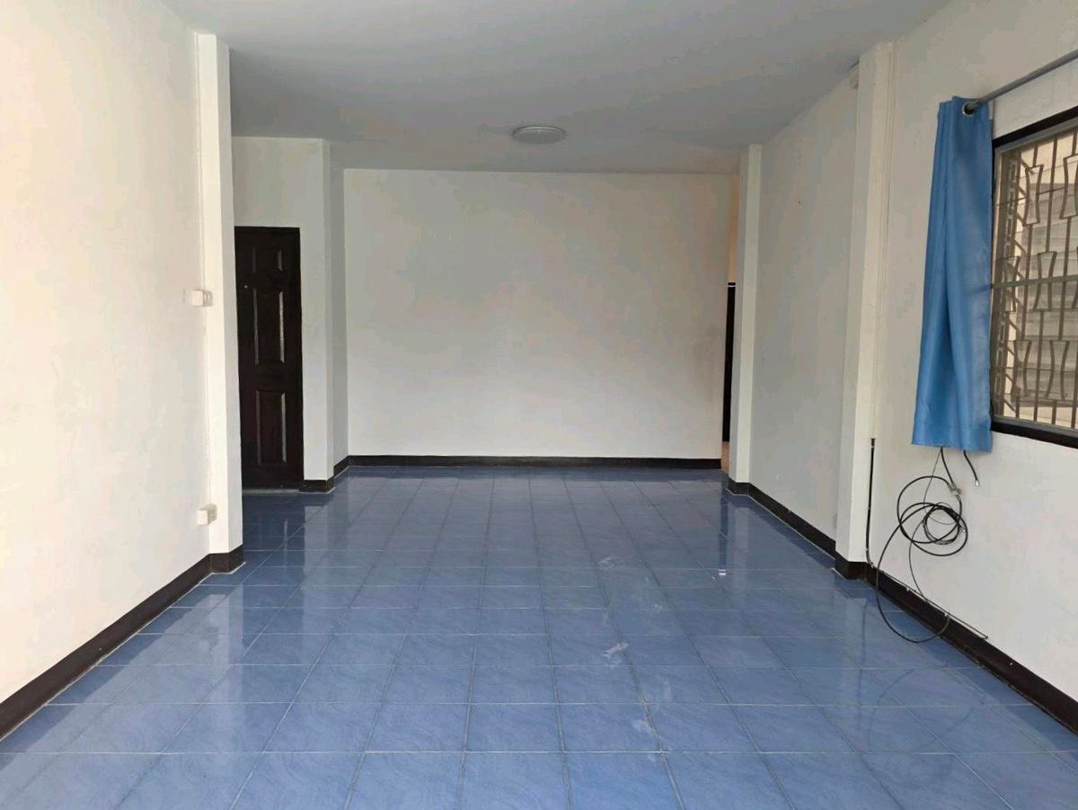 ✨One-story detached house for rent, Soi Chokchai 4, intersection 36, 4 bedrooms, 2 bathrooms, 1 storage room, 2 air conditioners, excellent location, quality residential area #can  register a company, rent 23,000/month. Loading...