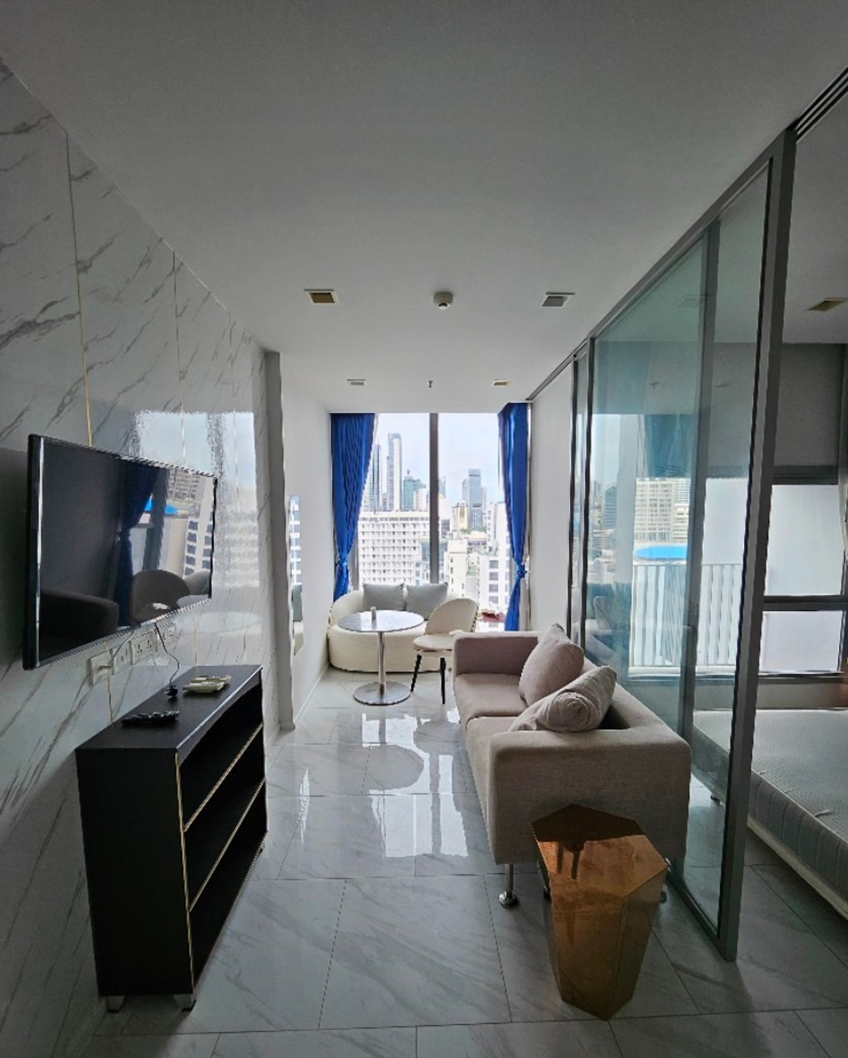 ให้เช่าคอนโดนานา : เช่า ไฮด์ สุขุมวิท 11 สวย เฟอร์นิเจอร์ครบ ใกล้ BTS นานา สนใจแอตไลน์ครับ@841qqlnr