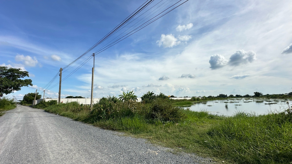 For SaleLandLadkrabang, Suwannaphum Airport : Land for sale, area 23-1-96 rai, Saribut Road, Thap Yao Subdistrict, Lat Krabang District, Bangkok.