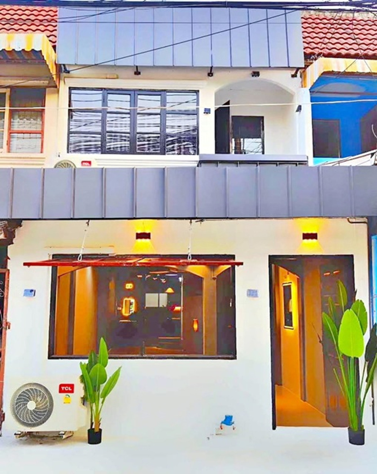 Central Ramintra 2.6 km. luxury 2-story townhouse for rent 25sq.wa 200sqm. newly renovated modern st Loading...