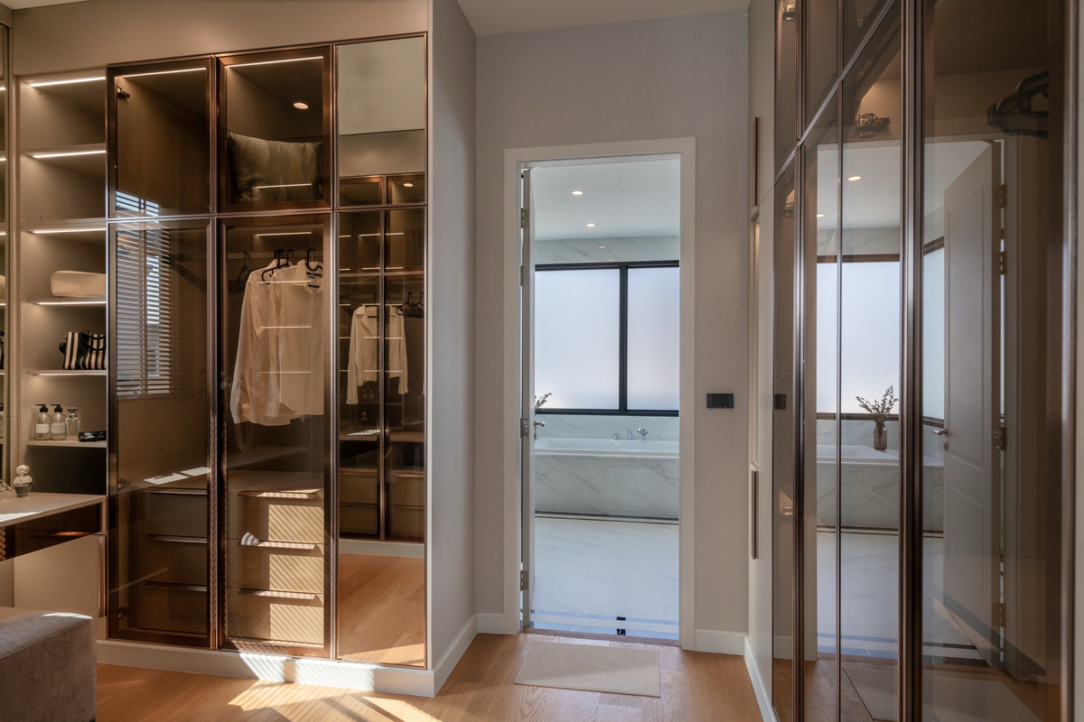 HousePattanakan, Srinakarin : For sale/rent, luxury house Cinq Royal Krungthep Kreetha (Soul Type), 3-story house with private elevator, land size 120 sq m, usable area 705 sq m, fully furnished, complete with electrical appliances.