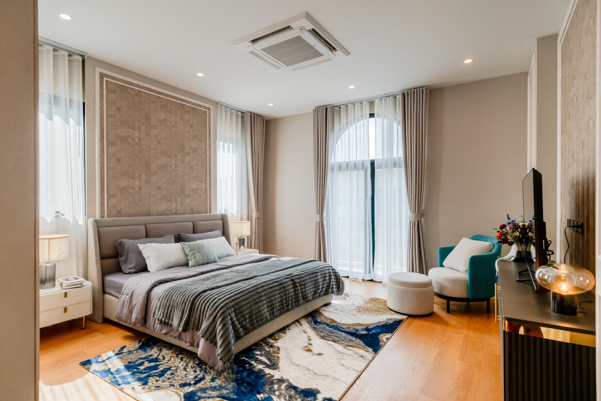 HousePattanakan, Srinakarin : For sale/rent, luxury house Cinq Royal Krungthep Kreetha (Soul Type), 3-story house with private elevator, land size 120 sq m, usable area 705 sq m, fully furnished, complete with electrical appliances.