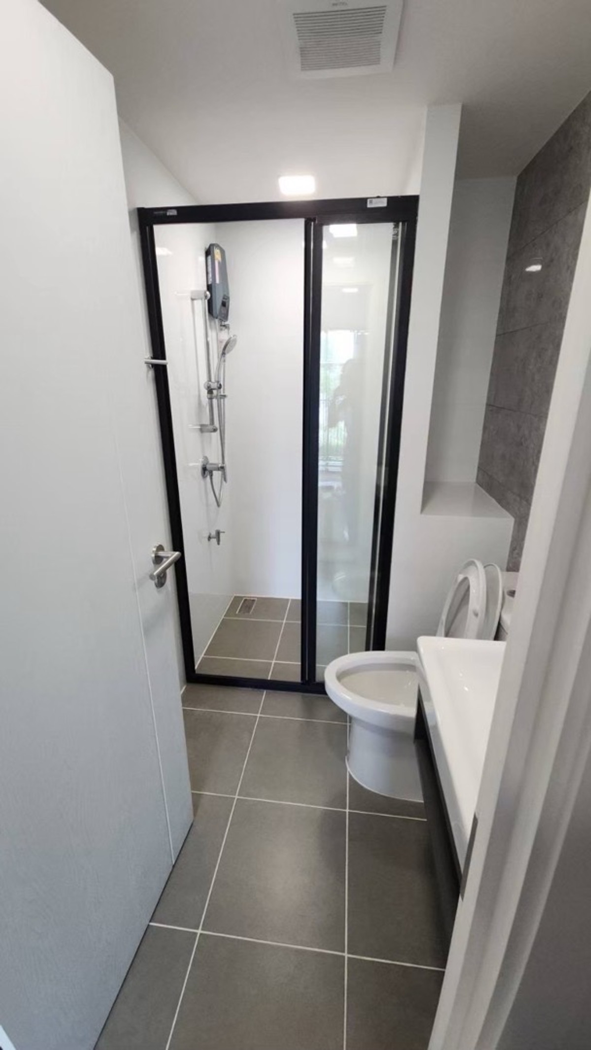 ให้เช่าคอนโดบางนา แบริ่ง ลาซาล : ให้เช่า คอนโด Atmoz Tropicana Bangna (แอทโมซ ทรอปิคาน่า บางนา) ขนาดห้อง : 28 ตร.ม ชั้น : 2 ตึก/อาคาร : B ราคา : 9,500 บาท สถานที่ใกล้เคียง : รถไฟฟ้าสายสีเหลือง