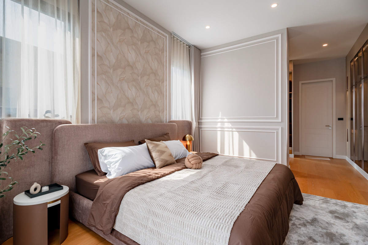 HousePattanakan, Srinakarin : For sale/rent, luxury house Cinq Royal Krungthep Kreetha (Soul Type), 3-story house with private elevator, land size 120 sq m, usable area 705 sq m, fully furnished, complete with electrical appliances.