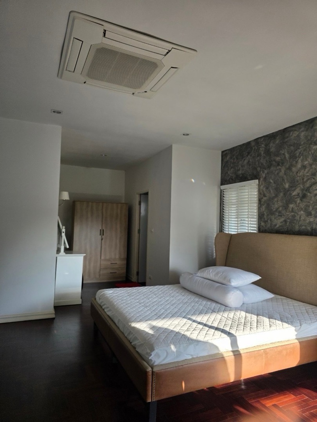 บ้านหลังใหญ่ ห่างทะเลแค่ถนนกั้น Loading...