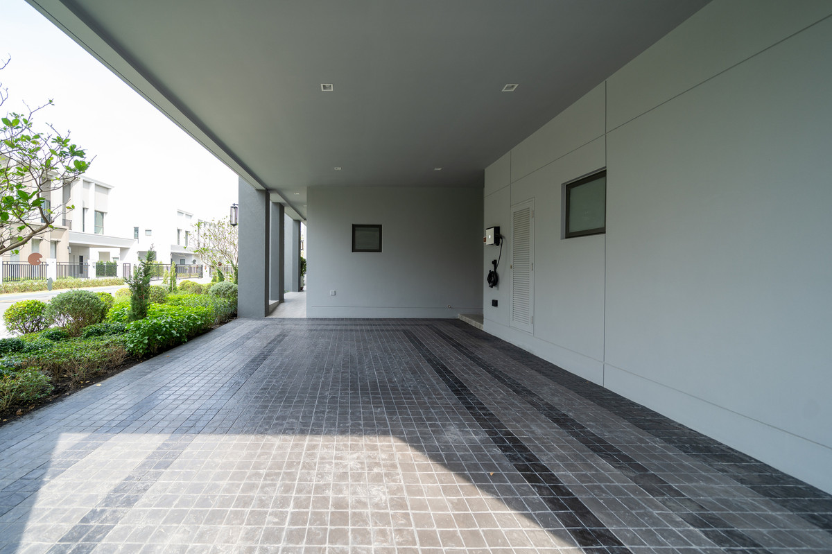 Bangkok Boulevard Signature Ramintra–Watcharapol – 439 sq.m. modern luxury home Loading...