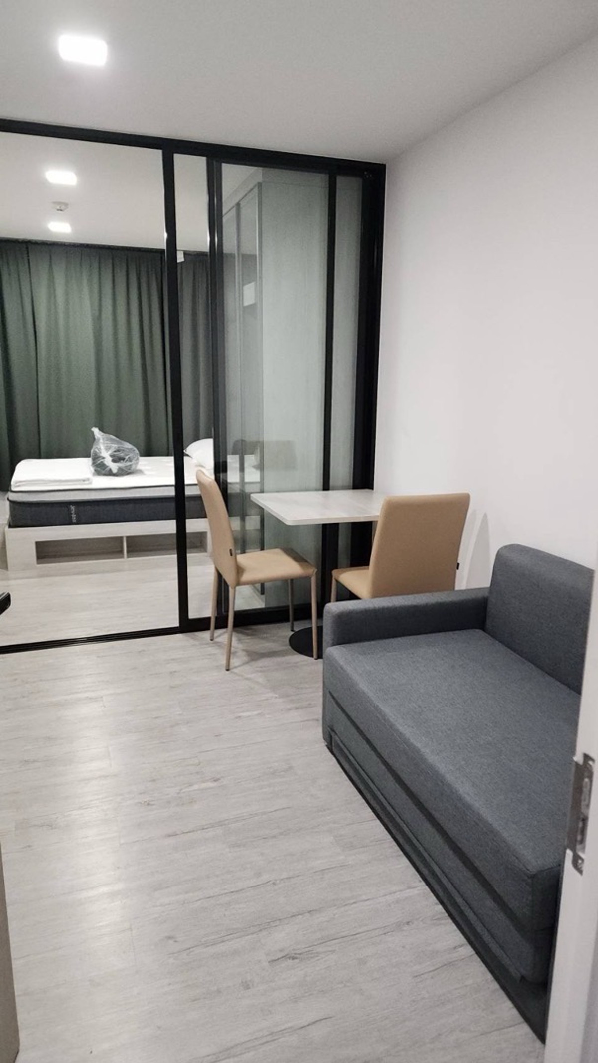 ให้เช่าคอนโดบางนา แบริ่ง ลาซาล : ให้เช่า คอนโด Atmoz Tropicana Bangna (แอทโมซ ทรอปิคาน่า บางนา) ขนาดห้อง : 28 ตร.ม ชั้น : 2 ตึก/อาคาร : B ราคา : 9,500 บาท สถานที่ใกล้เคียง : รถไฟฟ้าสายสีเหลือง