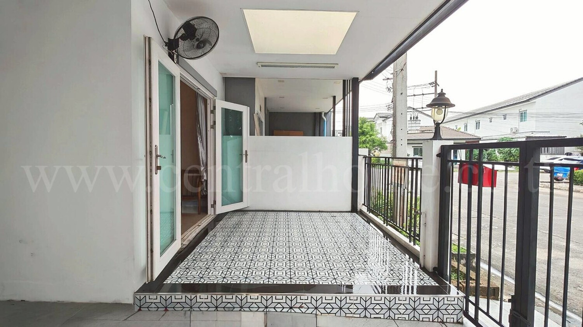 2-story townhouse, Lion Nov Don Mueang - Chaengwattana, ready to move in. Loading...