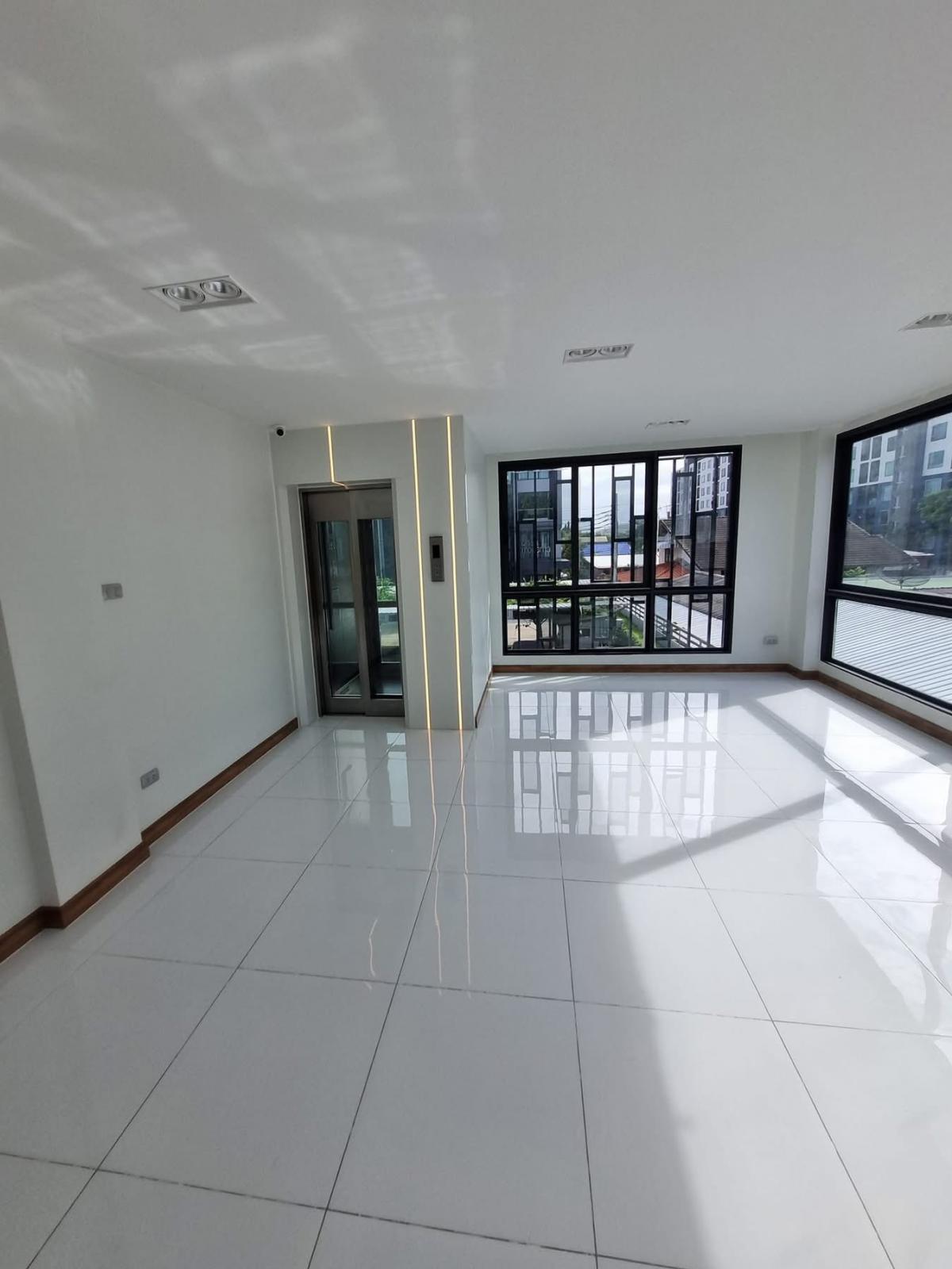 For RentShop HouseVipawadee, Don Mueang, Lak Si : Luxurious home office, 3 bedrooms, 6 bathrooms, convenient location, ready to use. JW Urban Home Office, size 240 sq m., rent only 65,000 baht/month.