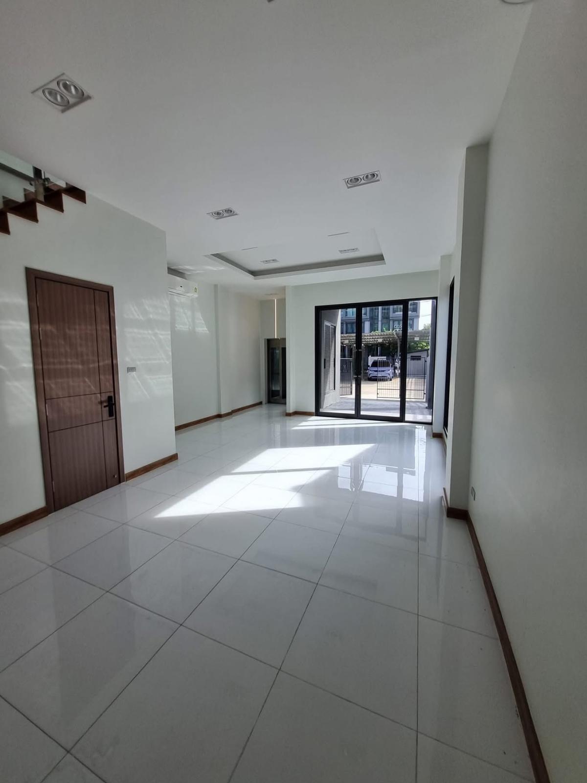 For RentShop HouseVipawadee, Don Mueang, Lak Si : Luxurious home office, 3 bedrooms, 6 bathrooms, convenient location, ready to use. JW Urban Home Office, size 240 sq m., rent only 65,000 baht/month.