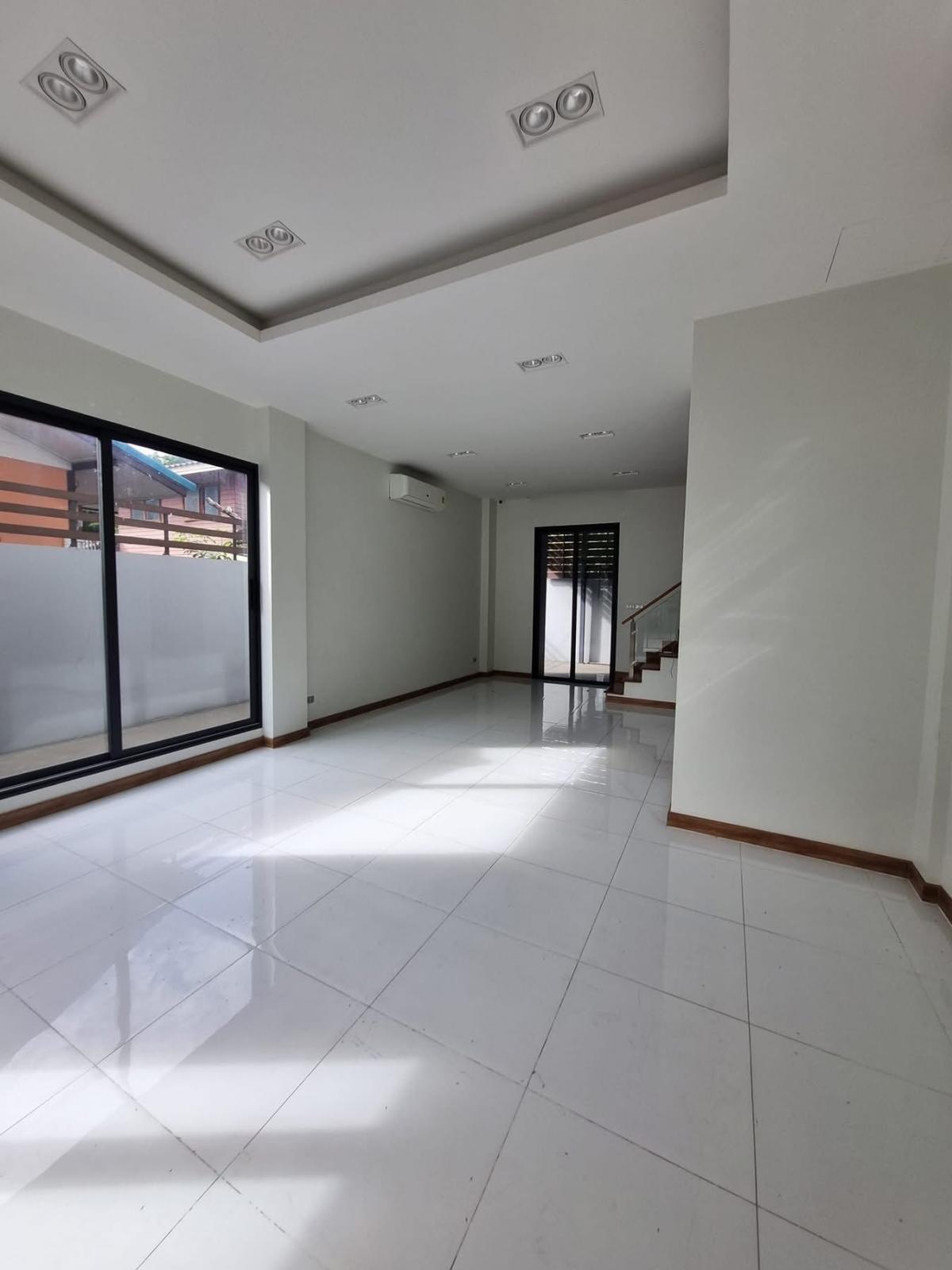 For RentShop HouseVipawadee, Don Mueang, Lak Si : Luxurious home office, 3 bedrooms, 6 bathrooms, convenient location, ready to use. JW Urban Home Office, size 240 sq m., rent only 65,000 baht/month.