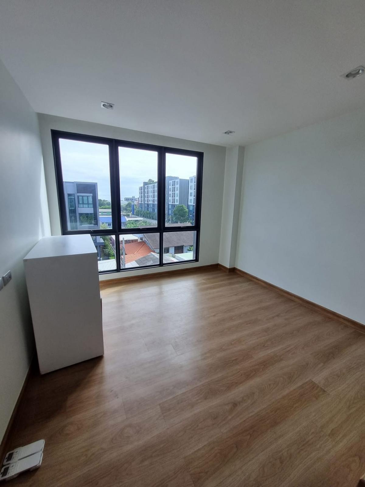 For RentShop HouseVipawadee, Don Mueang, Lak Si : Luxurious home office, 3 bedrooms, 6 bathrooms, convenient location, ready to use. JW Urban Home Office, size 240 sq m., rent only 65,000 baht/month.