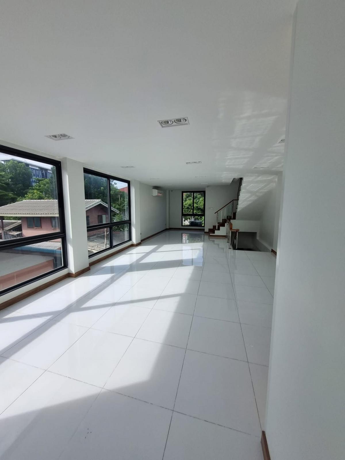 For RentShop HouseVipawadee, Don Mueang, Lak Si : Luxurious home office, 3 bedrooms, 6 bathrooms, convenient location, ready to use. JW Urban Home Office, size 240 sq m., rent only 65,000 baht/month.