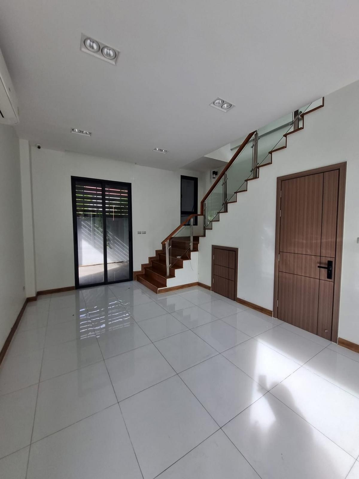 For RentShop HouseVipawadee, Don Mueang, Lak Si : Luxurious home office, 3 bedrooms, 6 bathrooms, convenient location, ready to use. JW Urban Home Office, size 240 sq m., rent only 65,000 baht/month.