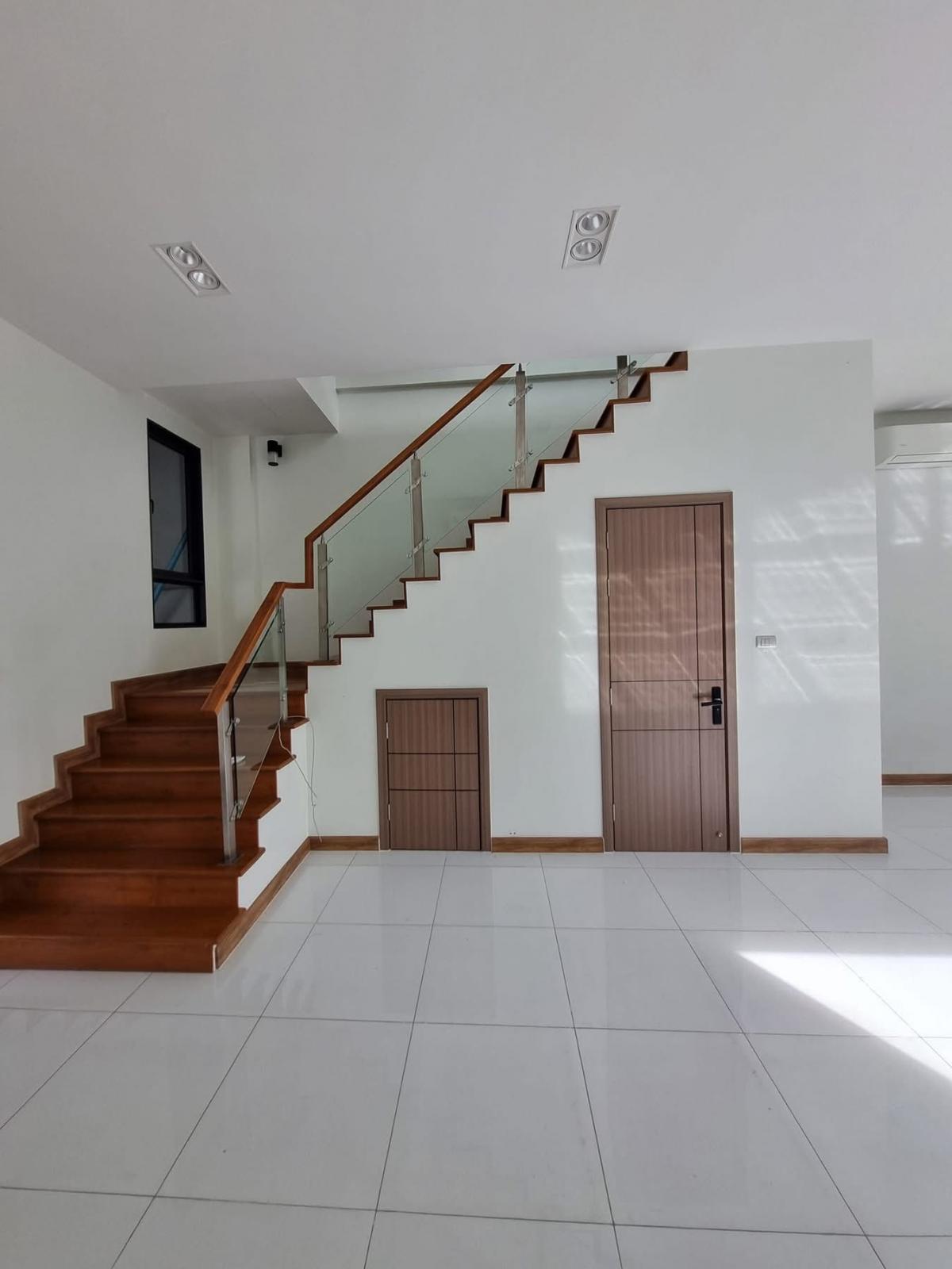 For RentShop HouseVipawadee, Don Mueang, Lak Si : Luxurious home office, 3 bedrooms, 6 bathrooms, convenient location, ready to use. JW Urban Home Office, size 240 sq m., rent only 65,000 baht/month.