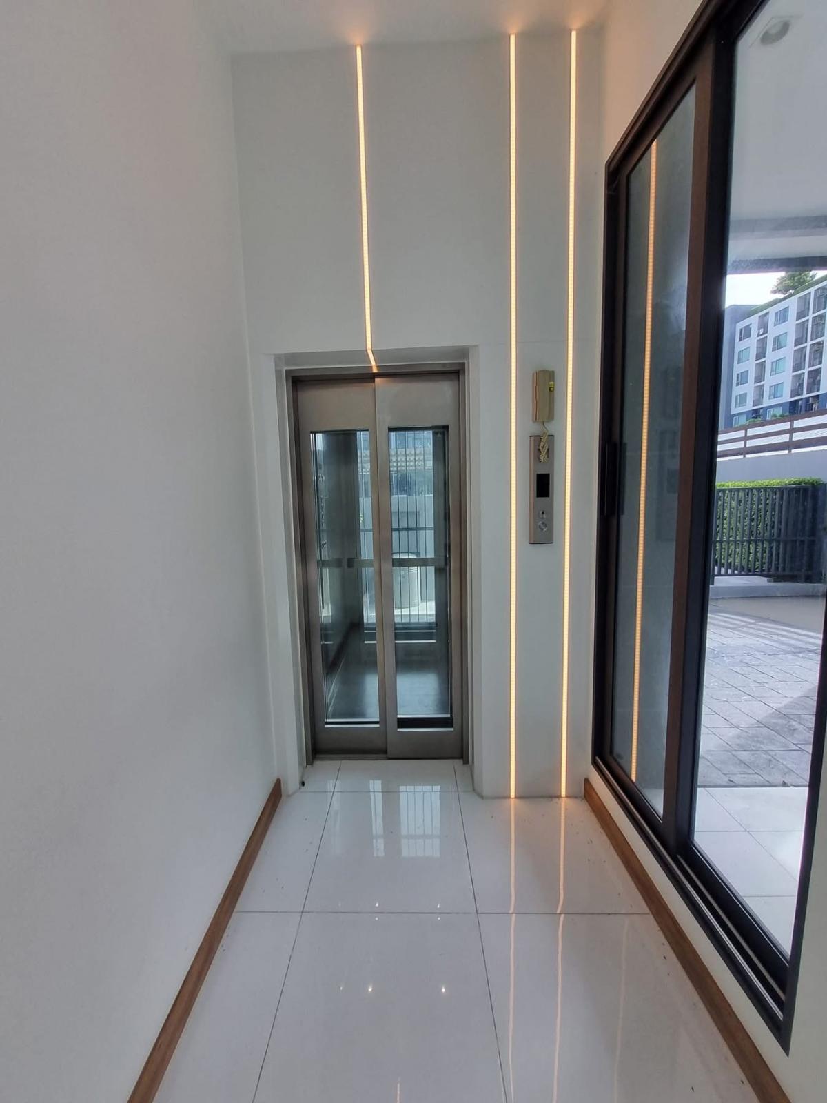 For RentShop HouseVipawadee, Don Mueang, Lak Si : Luxurious home office, 3 bedrooms, 6 bathrooms, convenient location, ready to use. JW Urban Home Office, size 240 sq m., rent only 65,000 baht/month.