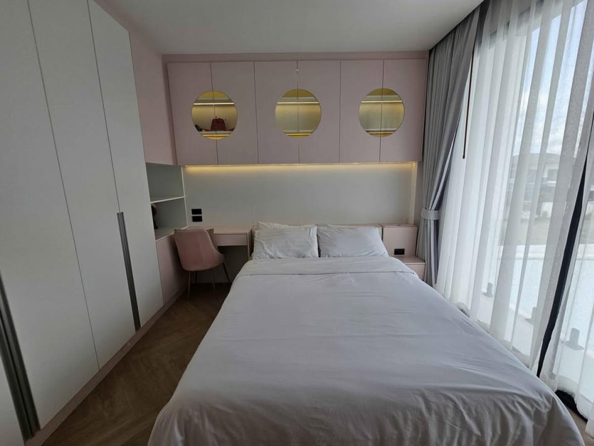 For RentHouseMin Buri, Romklao : Big room, 4 bedrooms, 6 bathrooms, Nakarin Garden Village, ready to move in. Rent comfortably for 85,000 baht/month or own it today!