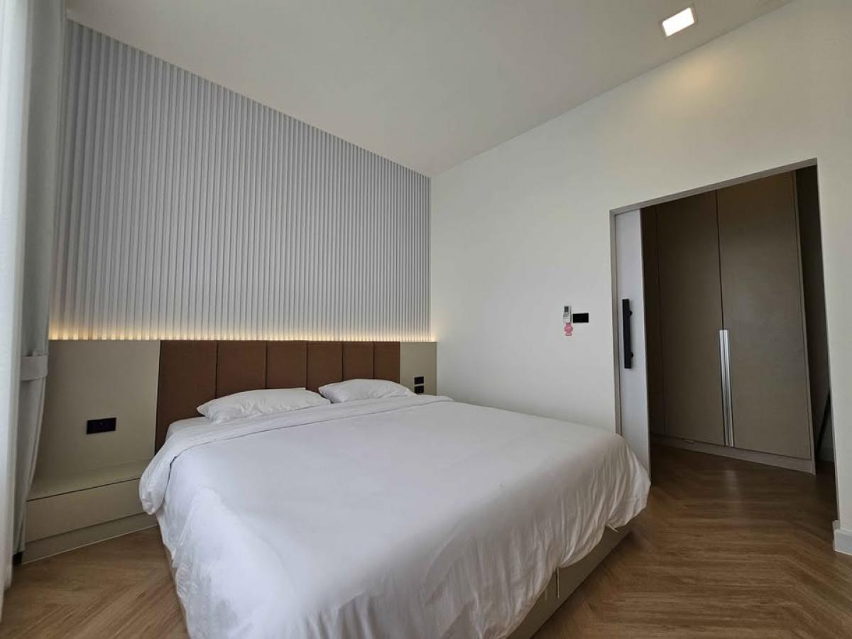 For RentHouseMin Buri, Romklao : Big room, 4 bedrooms, 6 bathrooms, Nakarin Garden Village, ready to move in. Rent comfortably for 85,000 baht/month or own it today!