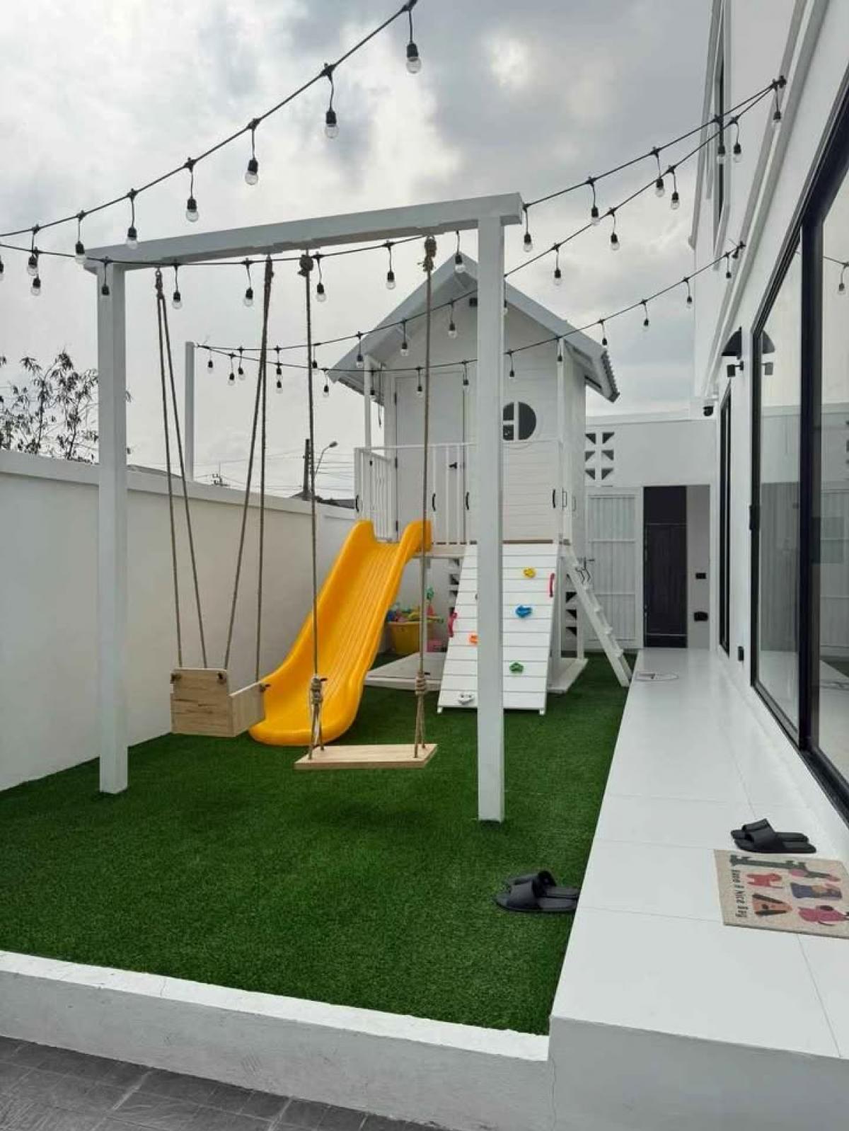 For RentHouseMin Buri, Romklao : Big room, 4 bedrooms, 6 bathrooms, Nakarin Garden Village, ready to move in. Rent comfortably for 85,000 baht/month or own it today!