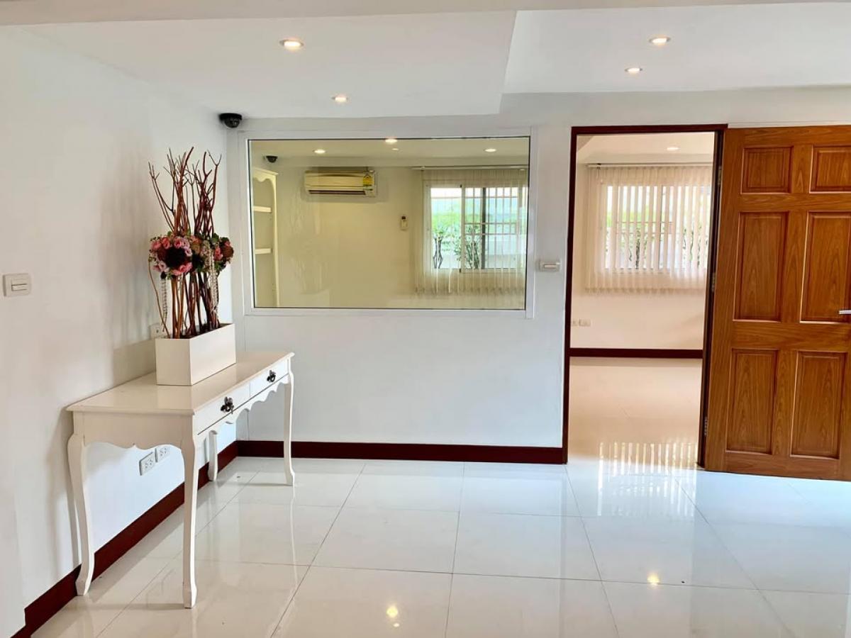 ให้เช่าโฮมออฟฟิศเกษตรศาสตร์ รัชโยธิน : ให้เช่าบ้านโฮมออฟฟิศ 6 ห้องนอน ใจกลางเสนานิคม ใกล้ BTS เสนานิคม จอดรถ 4-5 คัน ราคาพิเศษ 55,000 บาท/เดือน