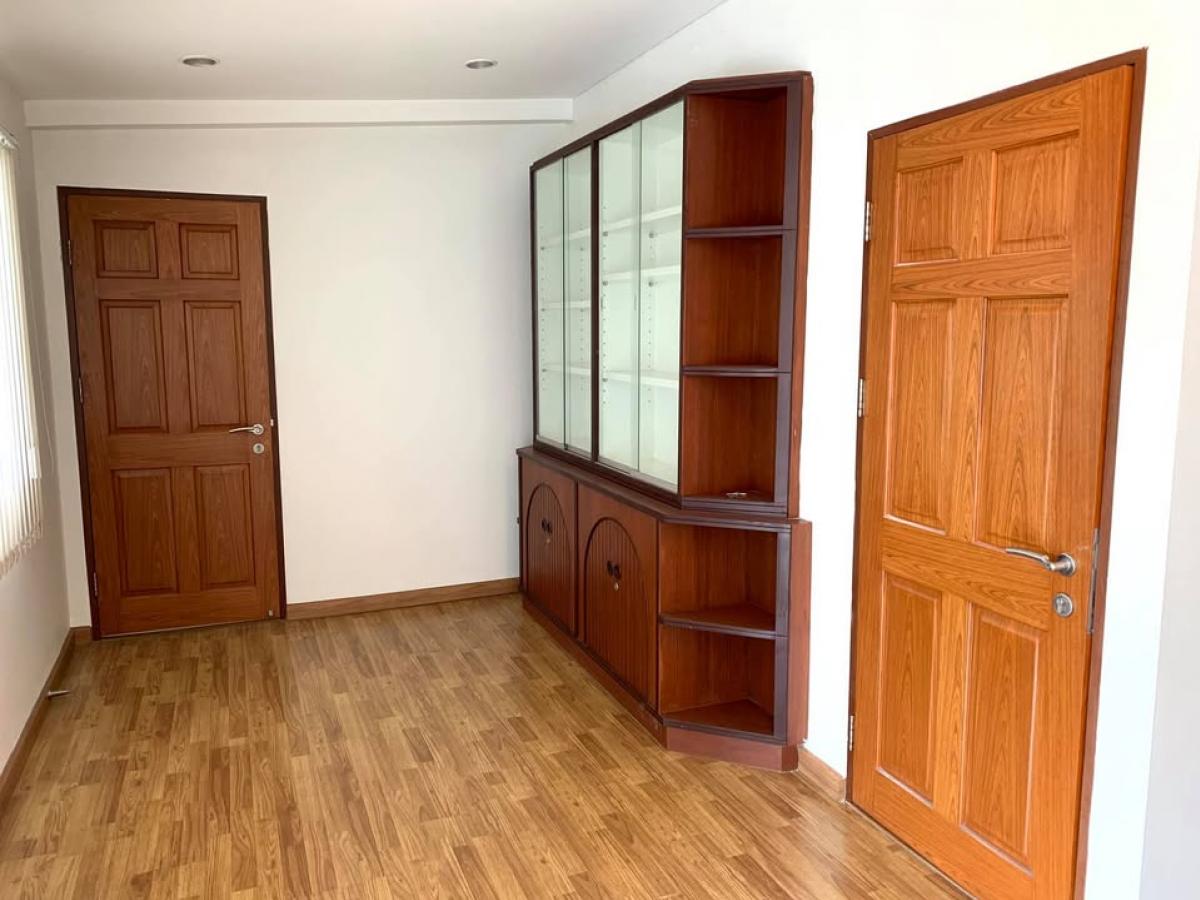 ให้เช่าโฮมออฟฟิศเกษตรศาสตร์ รัชโยธิน : ให้เช่าบ้านโฮมออฟฟิศ 6 ห้องนอน ใจกลางเสนานิคม ใกล้ BTS เสนานิคม จอดรถ 4-5 คัน ราคาพิเศษ 55,000 บาท/เดือน