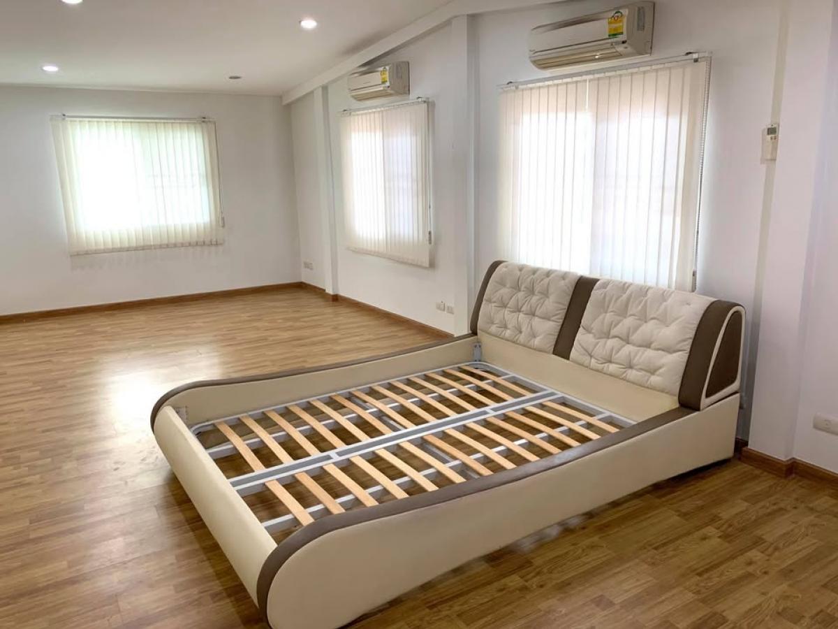 ให้เช่าโฮมออฟฟิศเกษตรศาสตร์ รัชโยธิน : ให้เช่าบ้านโฮมออฟฟิศ 6 ห้องนอน ใจกลางเสนานิคม ใกล้ BTS เสนานิคม จอดรถ 4-5 คัน ราคาพิเศษ 55,000 บาท/เดือน