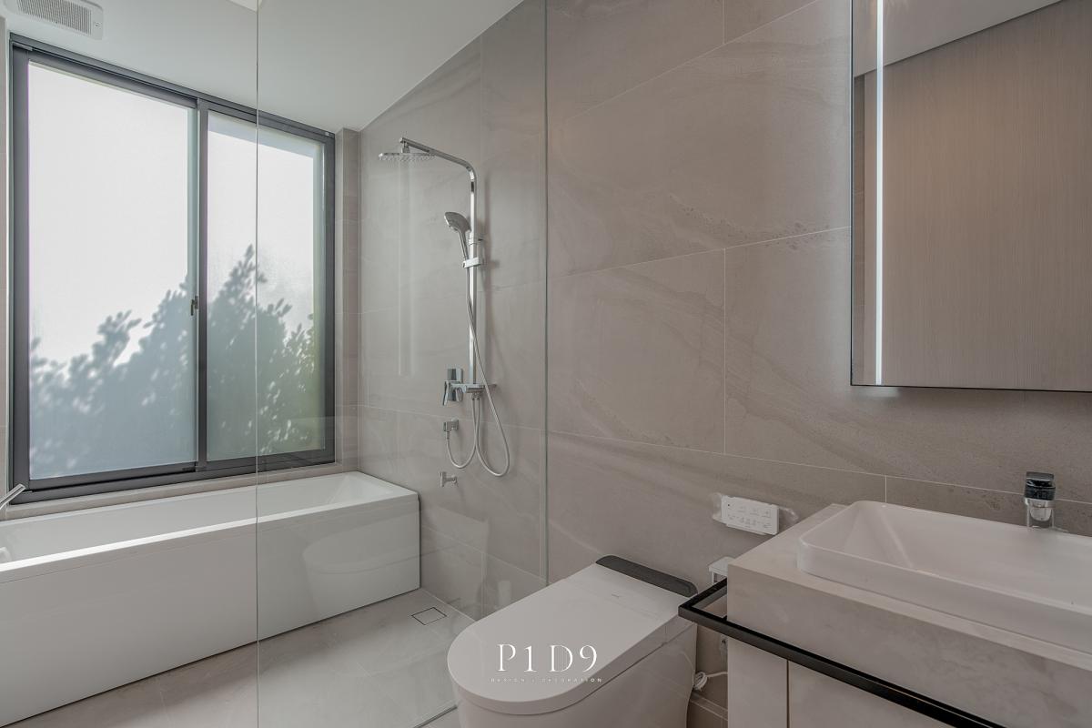 For RentHousePattanakan, Srinakarin : The ultimate luxury townhome with 4 large bedrooms near Bangkok. Wide area of 421 sq m., ready to rent for 400,000 baht per month.