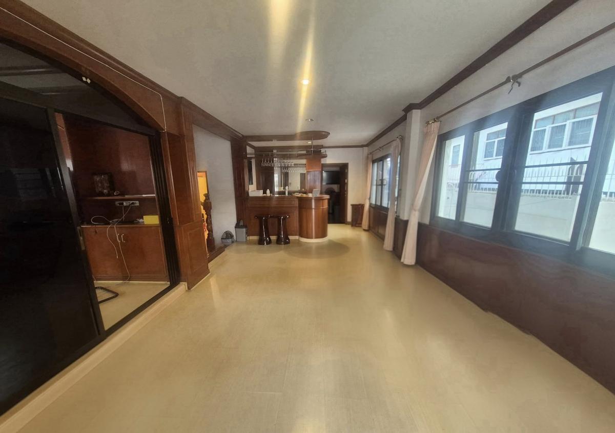 For RentHouseRatchadapisek, Huaikwang, Suttisan : Luxurious 4 bedroom house in Ratchada area, complete functions, ready to move in. Rent for only 80,000 baht/month or buy for only 25.9 million!