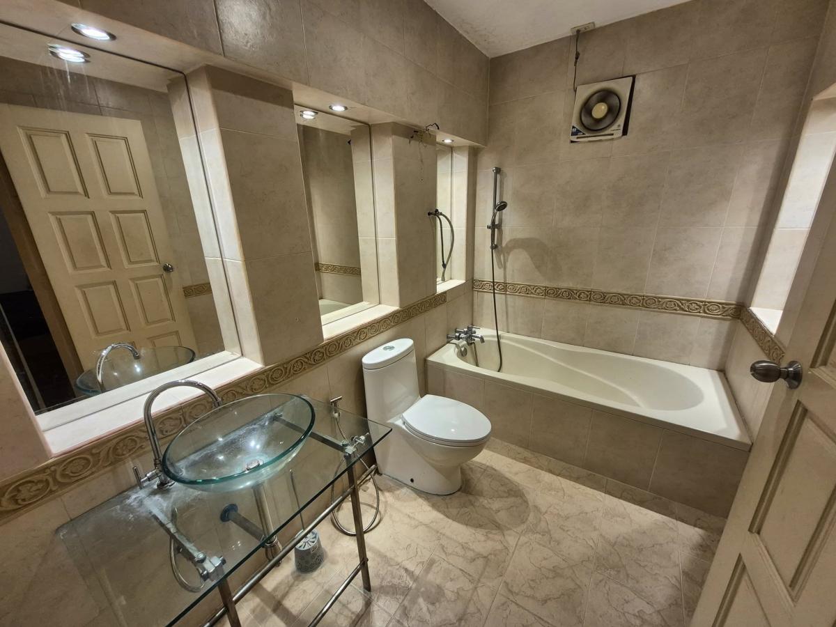 For RentHouseRatchadapisek, Huaikwang, Suttisan : Luxurious 4 bedroom house in Ratchada area, complete functions, ready to move in. Rent for only 80,000 baht/month or buy for only 25.9 million!