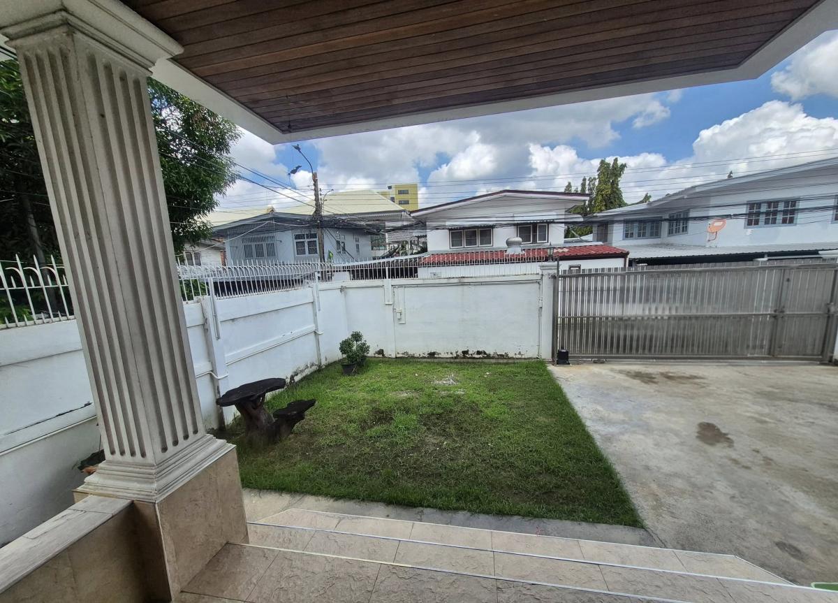 For RentHouseRatchadapisek, Huaikwang, Suttisan : Luxurious 4 bedroom house in Ratchada area, complete functions, ready to move in. Rent for only 80,000 baht/month or buy for only 25.9 million!