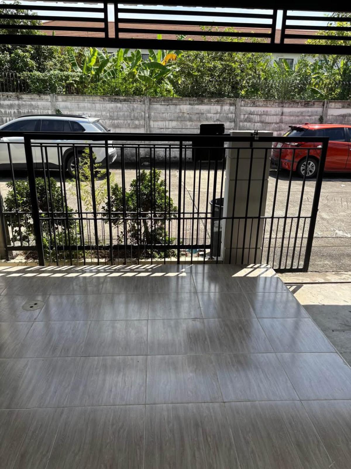 For RentTownhomePattanakan, Srinakarin : 3 bedroom detached house, Pruksa Ville 57 Pattanakarn, near the city, ready to move in. Rent cheaply at 25,000 baht/month or buy today. Happiness begins here!